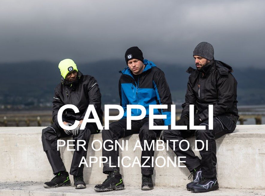 Immagine di tre uomini in abiti da lavoro diversi. Tutti e tre indossano cappelli in testa e si siedono su un muro di cemento. Sullo sfondo puoi vedere una montagna coperta di nuvole e nebbia grigia. Viene fornito un collegamento alla nostra selezione di cappelli.