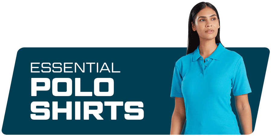 Una donna con una polo blu si trova di fronte a uno sfondo blu scuro. Alla sua sinistra c'è il testo "ESSENTIAL POLO SHIRTS" in lettere maiuscole bianche. C'è un collegamento che porta alle nostre polo.