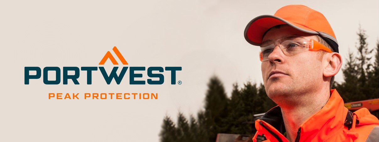 Un uomo in abiti da lavoro arancioni e un berretto arancione indossa occhiali di sicurezza e guarda in alto. Alla sua sinistra c'è il logo "Portwest Peak Protection" su uno sfondo chiaro con alberi verde scuro sullo sfondo.