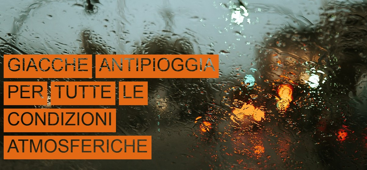 Scena di strada sotto la pioggia fotografata attraverso una finestra bagnata. Sul bordo sinistro dell'immagine si trova il titolo "Giacche antipioggia per tutte le stagioni" in lettere fustellate su sfondo arancione.